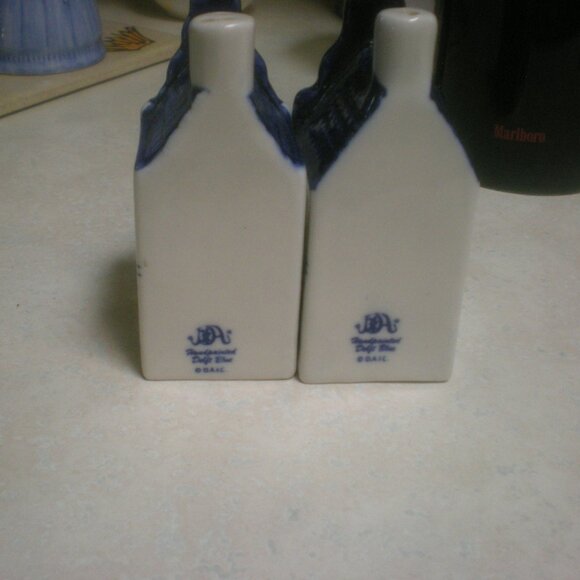 DELFTS BLUE  Vintage     Salt & Pepper Shakers - Picture 2 of 4